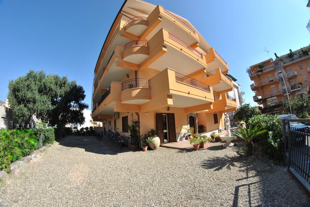 B&B Mareagro Santa Teresa Di Riva Bilik gambar